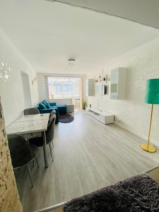 Apartament Tiron In Centru Orasului グラ・フモアルルイ エクステリア 写真